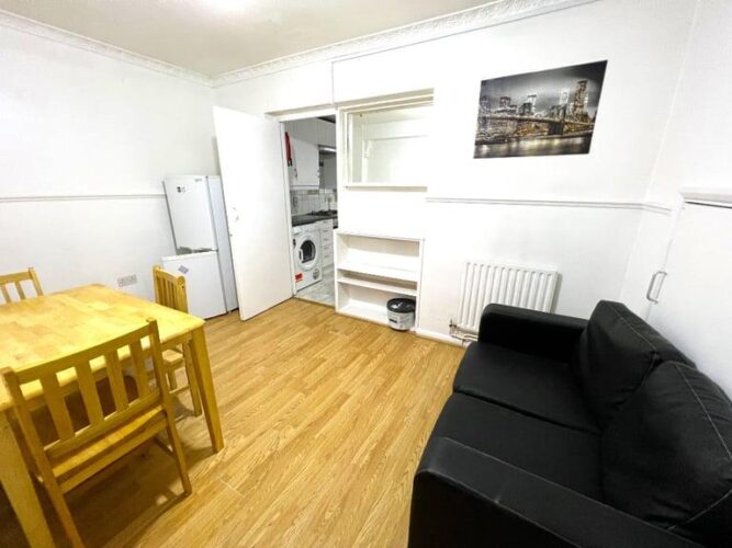 Rutland Avenue, Sefton Park L17 – 5/8 Bedroom furnished student house, utility bills inc option