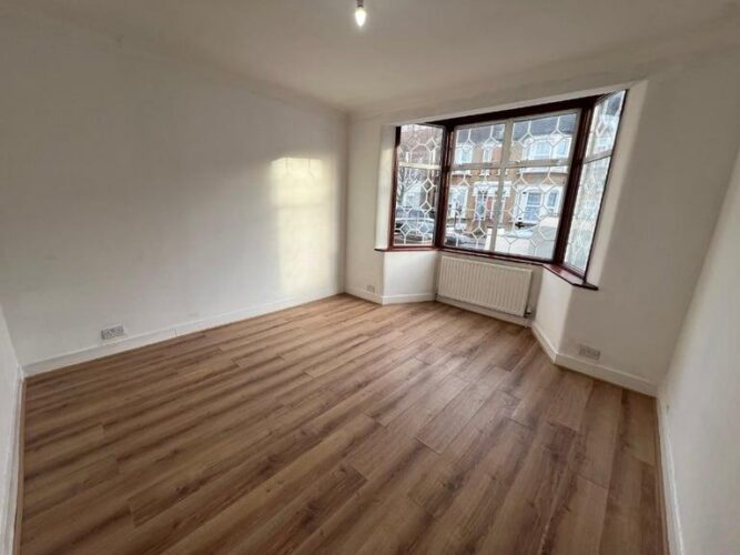 Fully Renovated Spacious 4 Bedrooms House near Leyton Station — Company let Allowed