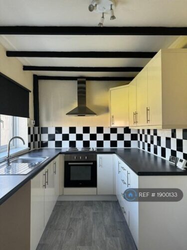 4 bedroom house in Monkhill Drive, Pontefract, WF8 (4 bed) (#1900133)