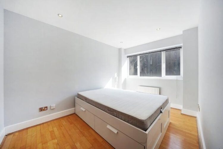 1 bedroom flat in Hamlet Gardens, Ravenscourt Park, London