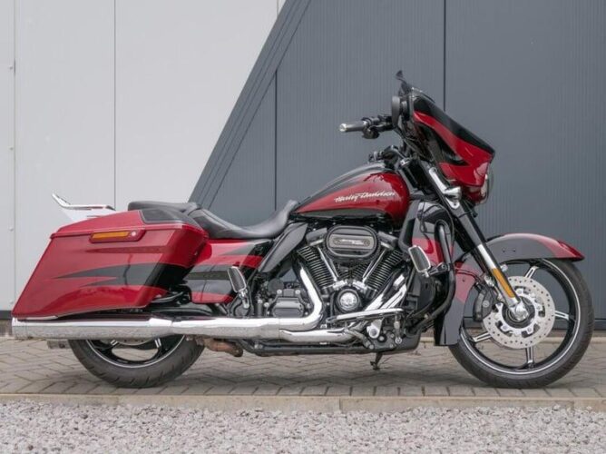 2017 Harley-Davidson FLHXSE CVO Street Glide