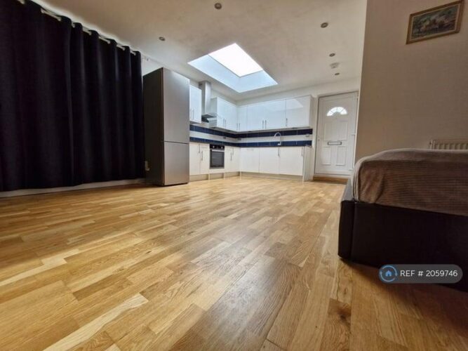 Studio flat in Bevan Avenue, Barking, IG11 (#2059746)