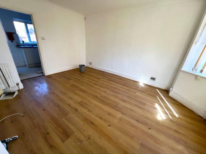 3 Bedrooms Terrace house for rent very close to Dagenham East Station — No Sharers