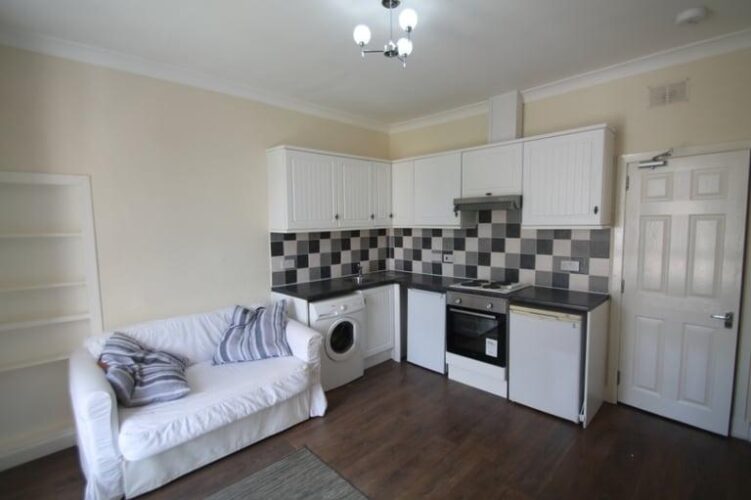 186 L Blackness Road, Dundee