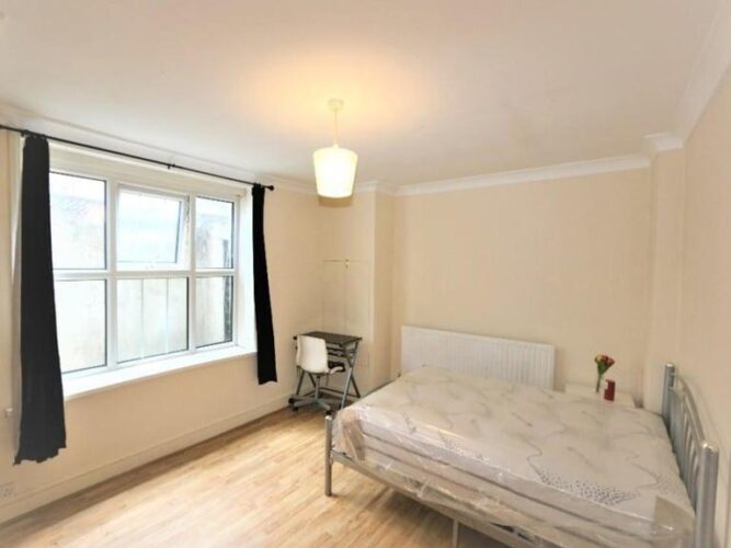 DOUBLE BEDROOM IN CLEAN FAMILY HOME ELTHAM SE9