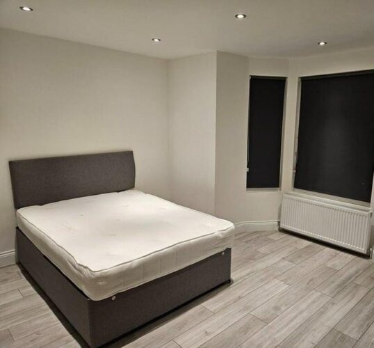 I bed studio flat including all bills close to bury town centre
