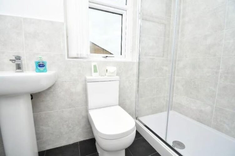 Newly Refurbished 4 Bed HMO in Stoke Perfect location for Students Return PA In Excess of 30%