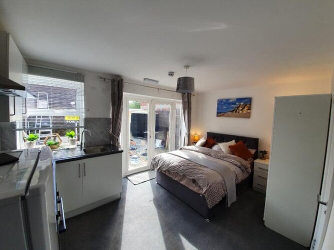 Immaculate condition 5 Bedrooms spacious HMO licence property in Chigwell — Company Let Allowed