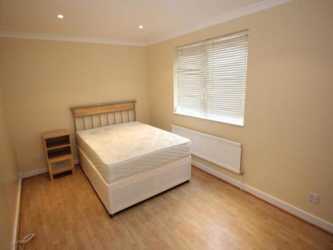 Beautiful Room near  Canary Wharf Available