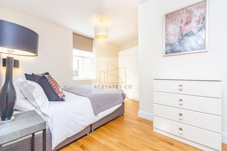 1 bedroom flat in Hamlet Gardens, Ravenscourt Park, London