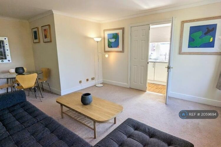 2 bedroom flat in Parkwood Road, London, SW19 (2 bed) (#2059694)