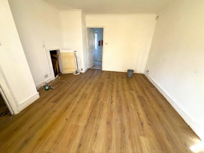 3 Bedrooms Terrace house for rent very close to Dagenham East Station — No Sharers