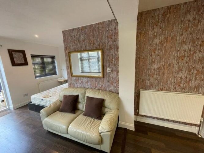 Open plan double bedroom / Lounge/Office available 1st May