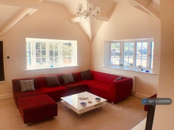 2 bedroom flat in The Parade, Sandsend, Whitby, YO21 (2 bed) (#2059769)