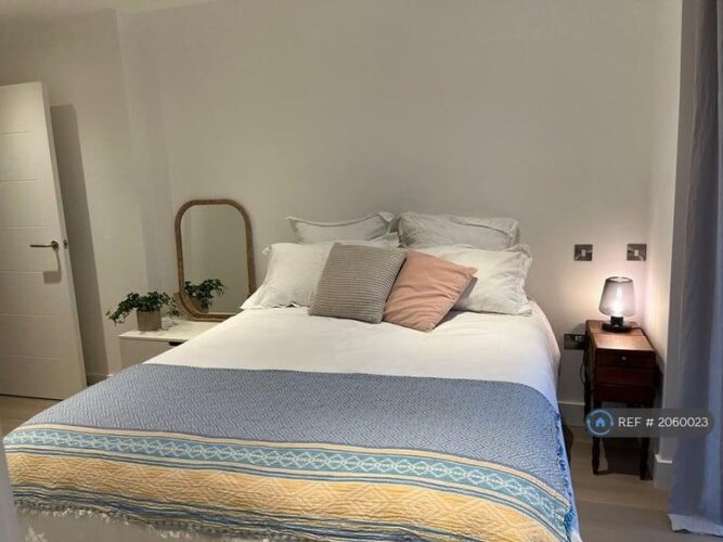2 bedroom flat in Penn Street, London, N1 (2 bed) (#2060023)