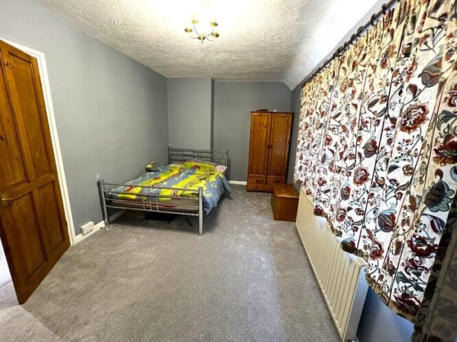 Recently Fully Renovated 3 Bedrooms Semi-Detached house in Dagenham — Company Let Allowed
