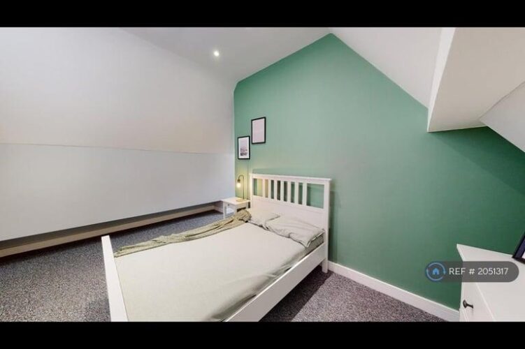 Spacious one bedroom contemporary apartment with Gym, Concierge and Balcony in Silver Town
