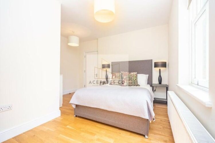 1 bedroom flat in Hamlet Gardens, Ravenscourt Park, London