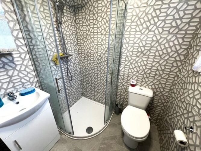 Recently Fully Renovated 3 Bedrooms Semi-Detached house in Dagenham — Company Let Allowed