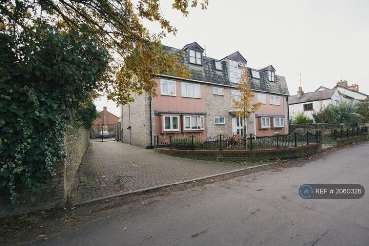 1 bedroom in Oakleigh Avenue, Edgware, HA8