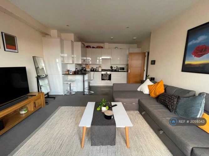 1 bedroom flat in Durham Road, Raynes Park, SW20 (1 bed) (#2059343)