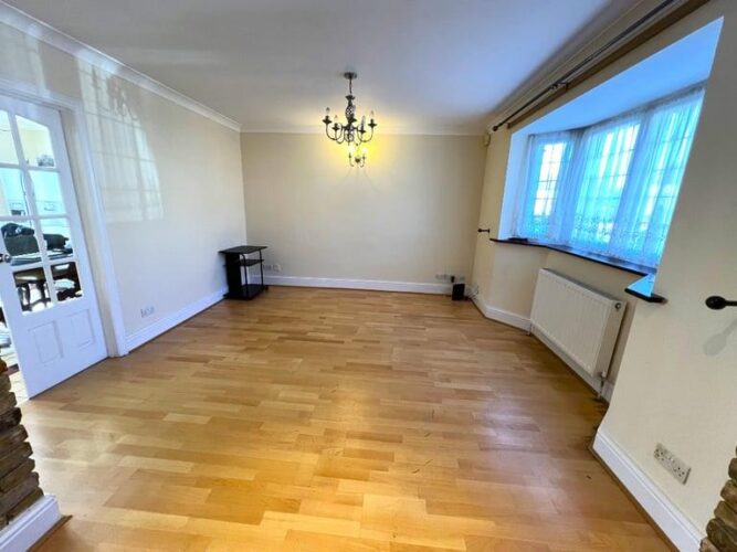 Excellent Condition spacious 3 bedrooms house with 2 Receptions near Dagenham East Station