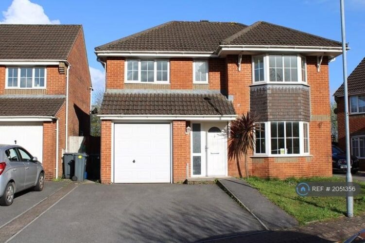 Excellent Condition spacious 3 bedrooms house with 2 Receptions near Dagenham East Station