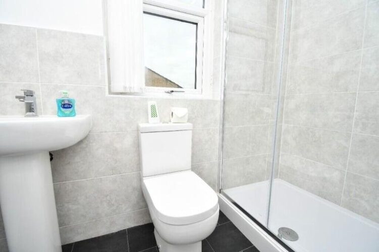 Newly Refurbished 4 Bed HMO in Stoke Perfect location for Students Return PA In Excess of 30%