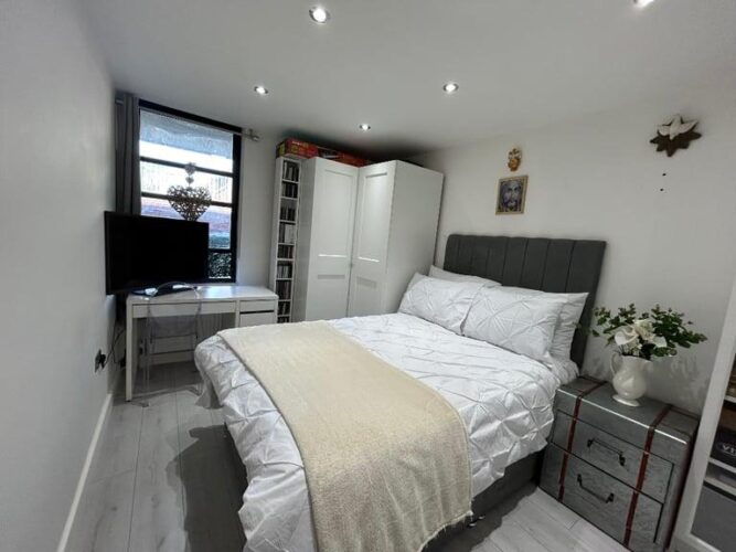 Clean and Modern Double Room 1 Minute from Pimlico Station