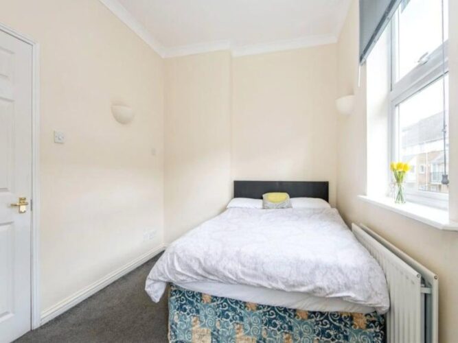 Single Bright Room Whitechapel  Now