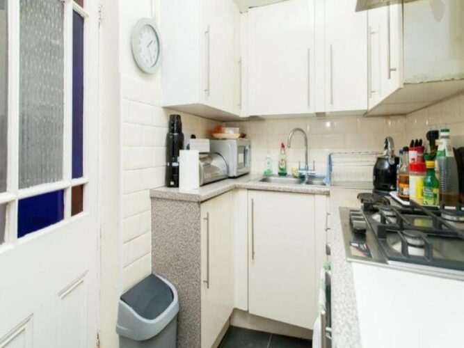 Single Stunning Room near  Canary Wharf  Available