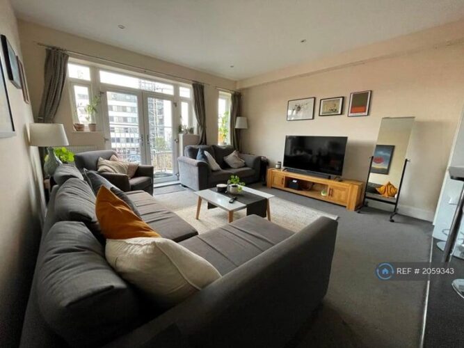 1 bedroom flat in Durham Road, Raynes Park, SW20 (1 bed) (#2059343)