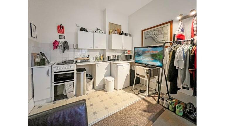 2 bedroom flat in The Parade, Sandsend, Whitby, YO21 (2 bed) (#2059769)