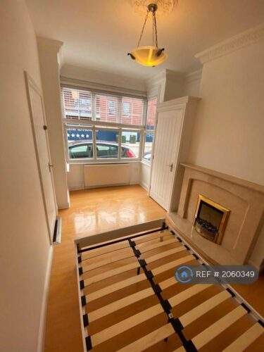 3 bedroom flat in Francis House, Solihull, B91 (3 bed) (#2058940)