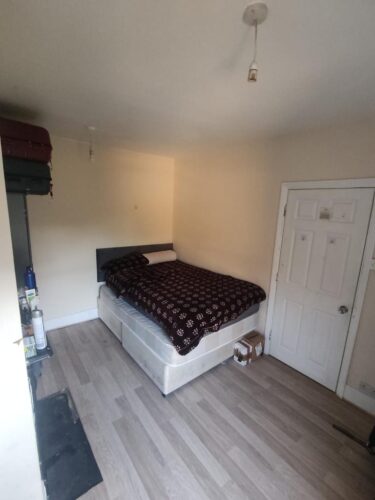 Charming Double Bedroom in Uxbridge UB8 2NQ