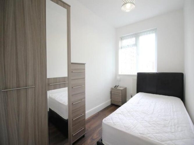DOUBLE BEDROOM IN CLEAN FAMILY HOME ELTHAM SE9