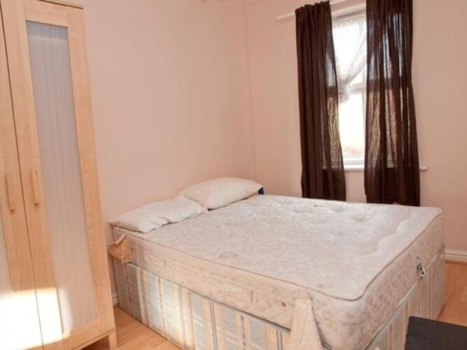 Beautiful Room near  Canary Wharf Available