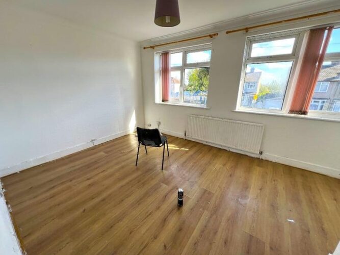 3 Bedrooms Terrace house for rent very close to Dagenham East Station — No Sharers