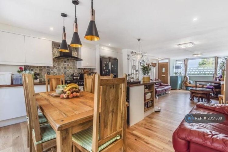 Fully Renovated Spacious 4 Bedrooms House near Leyton Station — Company let Allowed