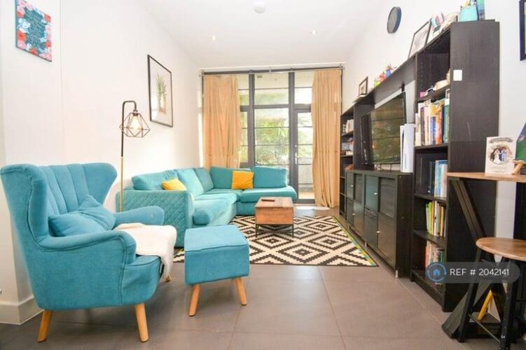 Immaculate condition 5 Bedrooms spacious HMO licence property in Chigwell — Company Let Allowed