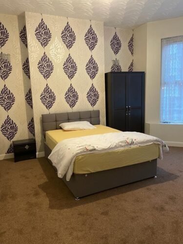 Double bedrooms without rent available in Dudley Road Birmingham