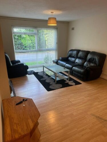 Hollybank Road L18 – 5 bed house available for a group of students/professionals