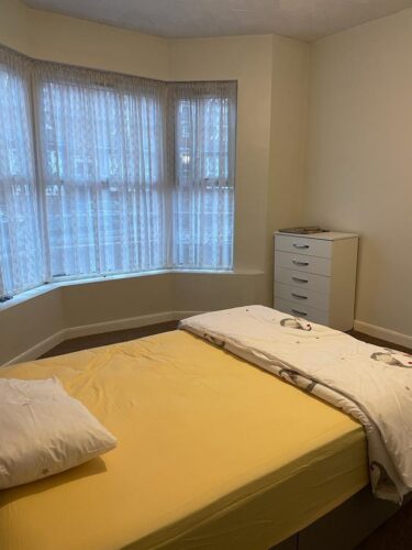 Double bedrooms without rent available in Dudley Road Birmingham