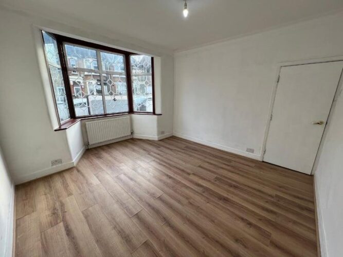 Fully Renovated Spacious 4 Bedrooms House near Leyton Station — Company let Allowed