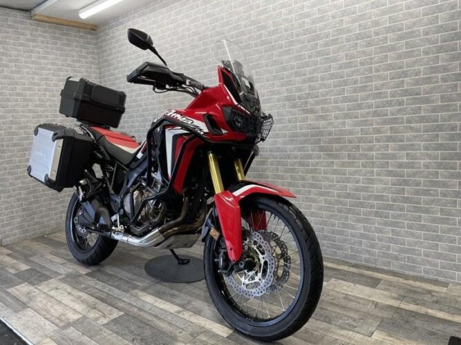 2016 HONDA CRF1000 AFRICA TWIN WITH 12391 MILES AND 3 PART LUGGAGE.
