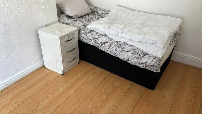 DOUBLE ROOM in WOOD LANE B20ALL DSS ACCEPTEDSEE DESCRIPTION
