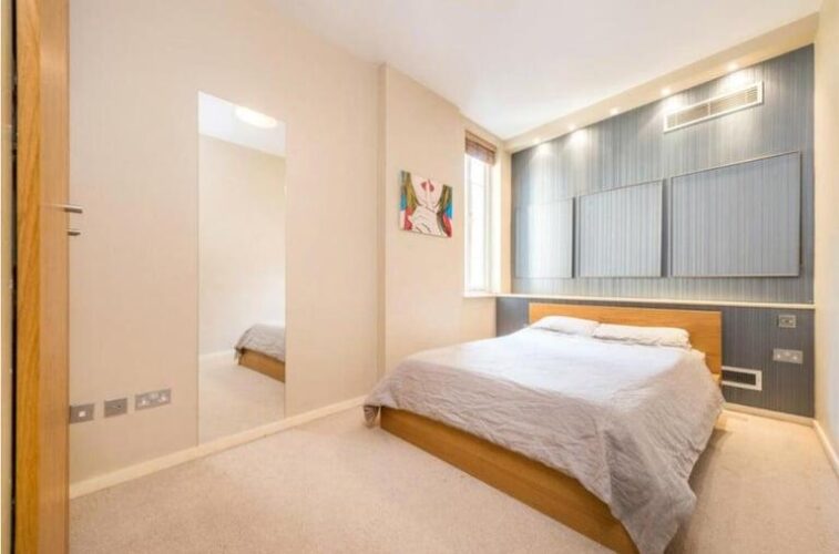 1 bedroom flat in Hamlet Gardens, Ravenscourt Park, London