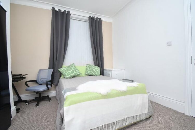 READYMADE 4 BEDROOM HMO RETURNS 12.76