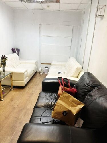 I bed studio flat including all bills close to bury town centre