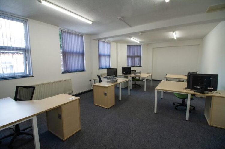 Immaculate condition 5 Bedrooms spacious HMO licence property in Chigwell — Company Let Allowed